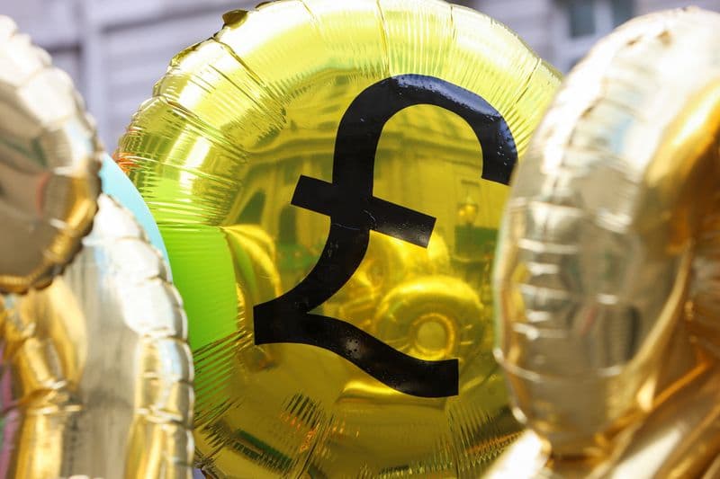 Sterling’s fall a problem and solution in UK gilt jolt