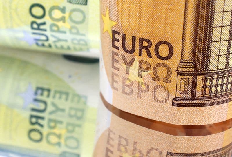 Euro zone savings rate dips in Q3 but stays exceptionally high