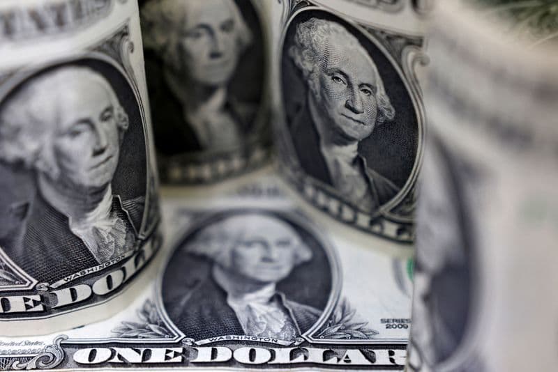 Currency markets on edge amid political turmoil, eye US jobs report