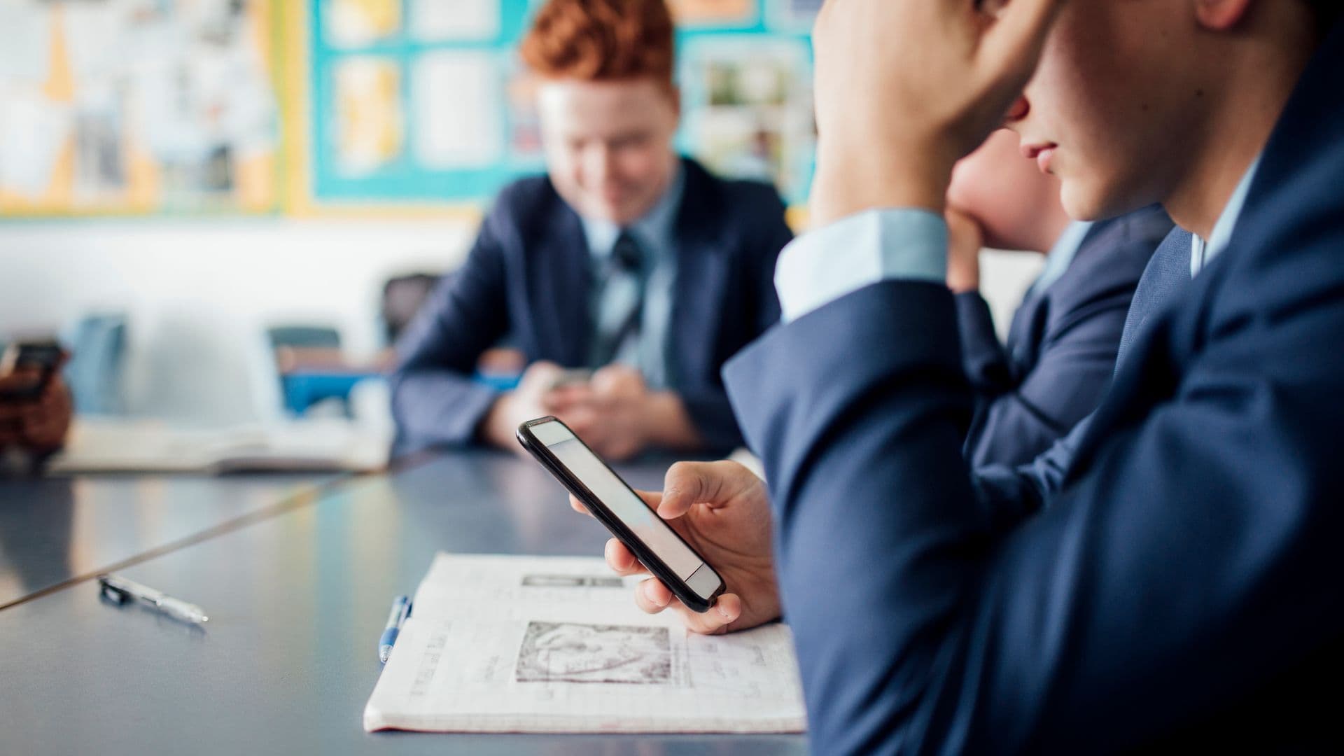 Starmer urged to back ban on smartphones in schools to stop children