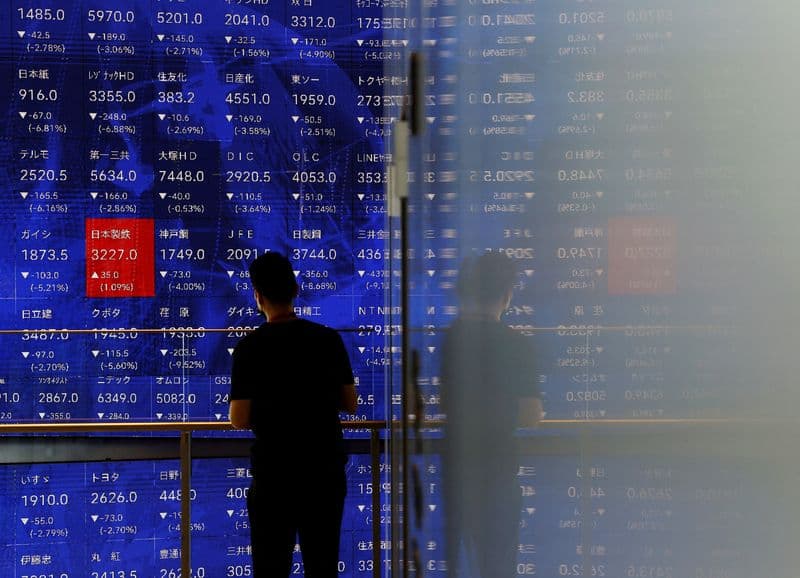 Global stock index falls, bond yields rise ahead of rate decisions