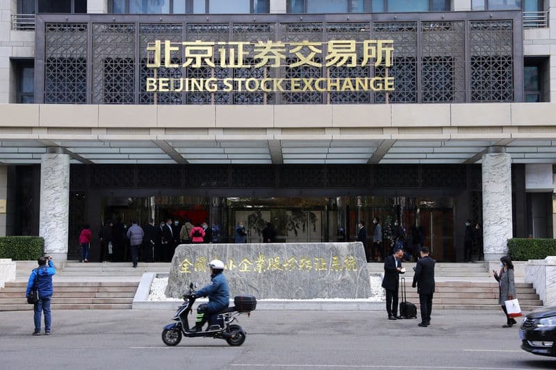 Asian stocks rise, dollar weak as US yields tick down By Reuters