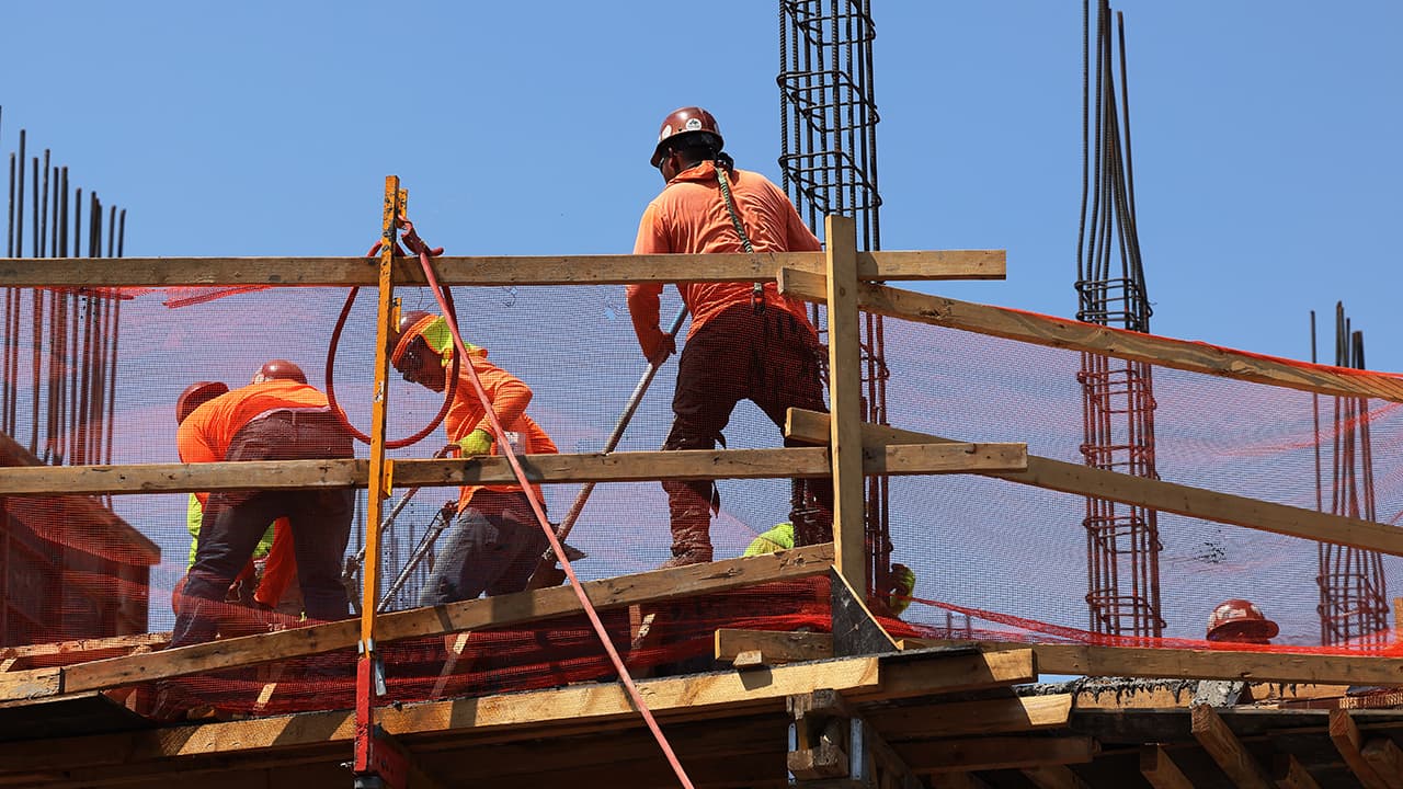 American-born workers see significant job gains as foreign-born employment drops