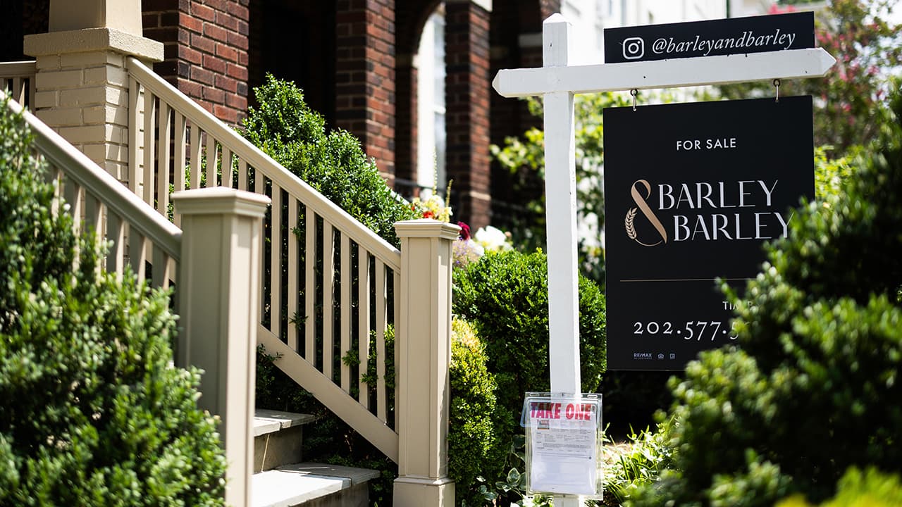 Mortgage rates drop for first time in weeks, still hover near 7%