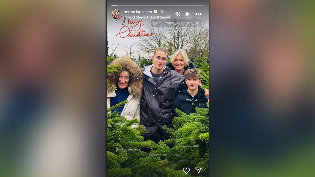 Rod Stewart seen in rare family photo after announcing farewell tour