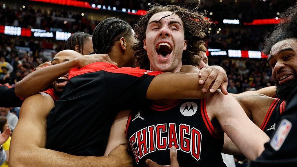 Josh Giddey buzzer-beater sees Chicago Bulls stun Los Angeles Lakers
