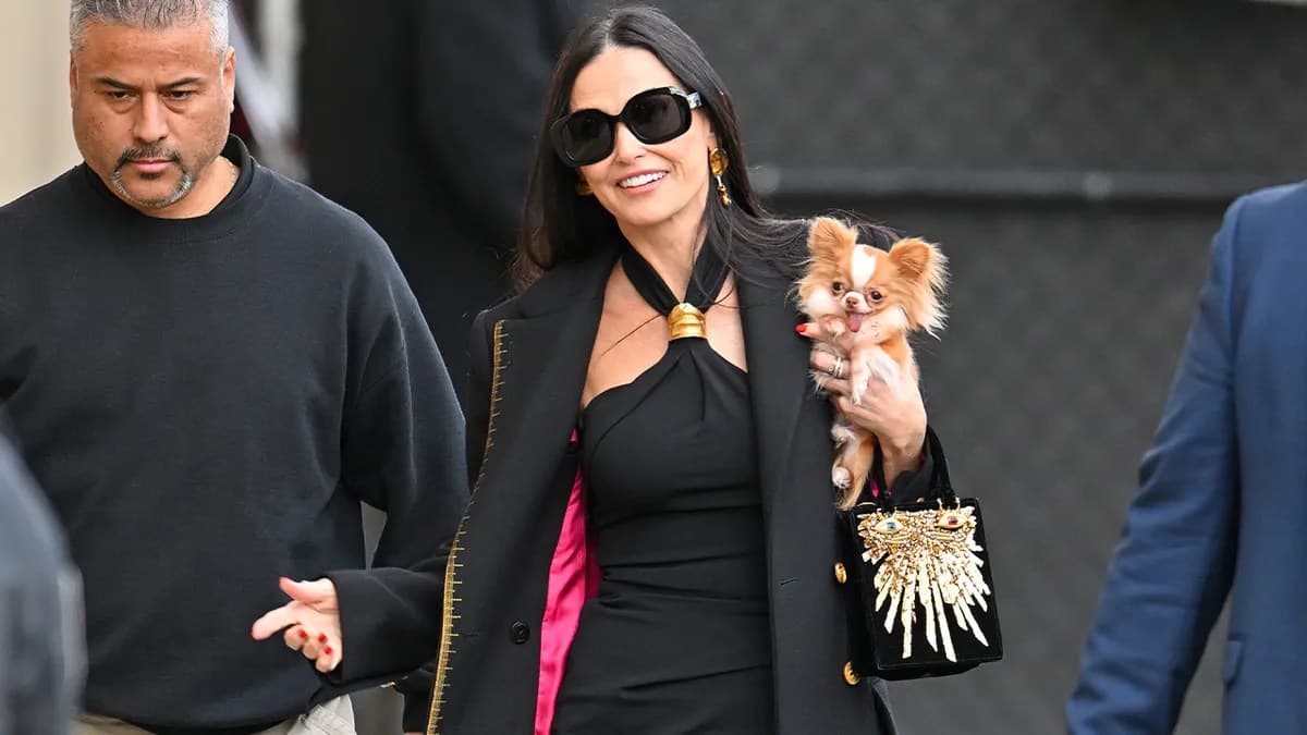Demi Moore shuts down aggressive autograph hunters as they call her ‘not humble’