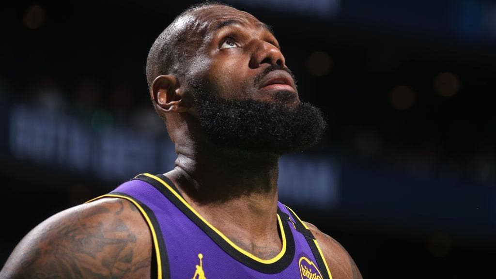 NBA: LeBron James injured during LA Lakers defeat while Stephen Curry passes 25,000th career points in Golden State Warriors win