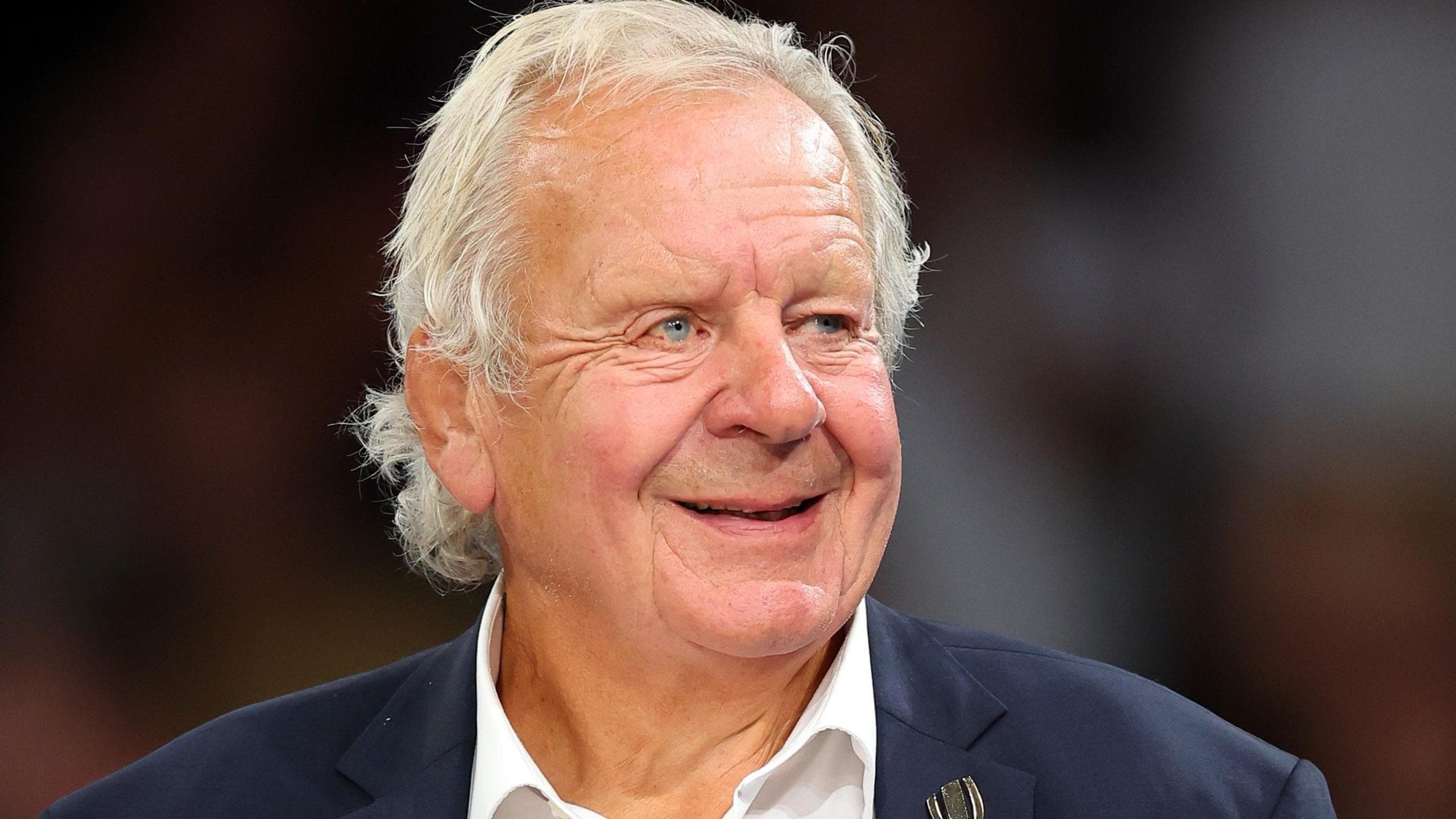 Bill Sweeney: RFU chief executive survives no-confidence vote at special general meeting