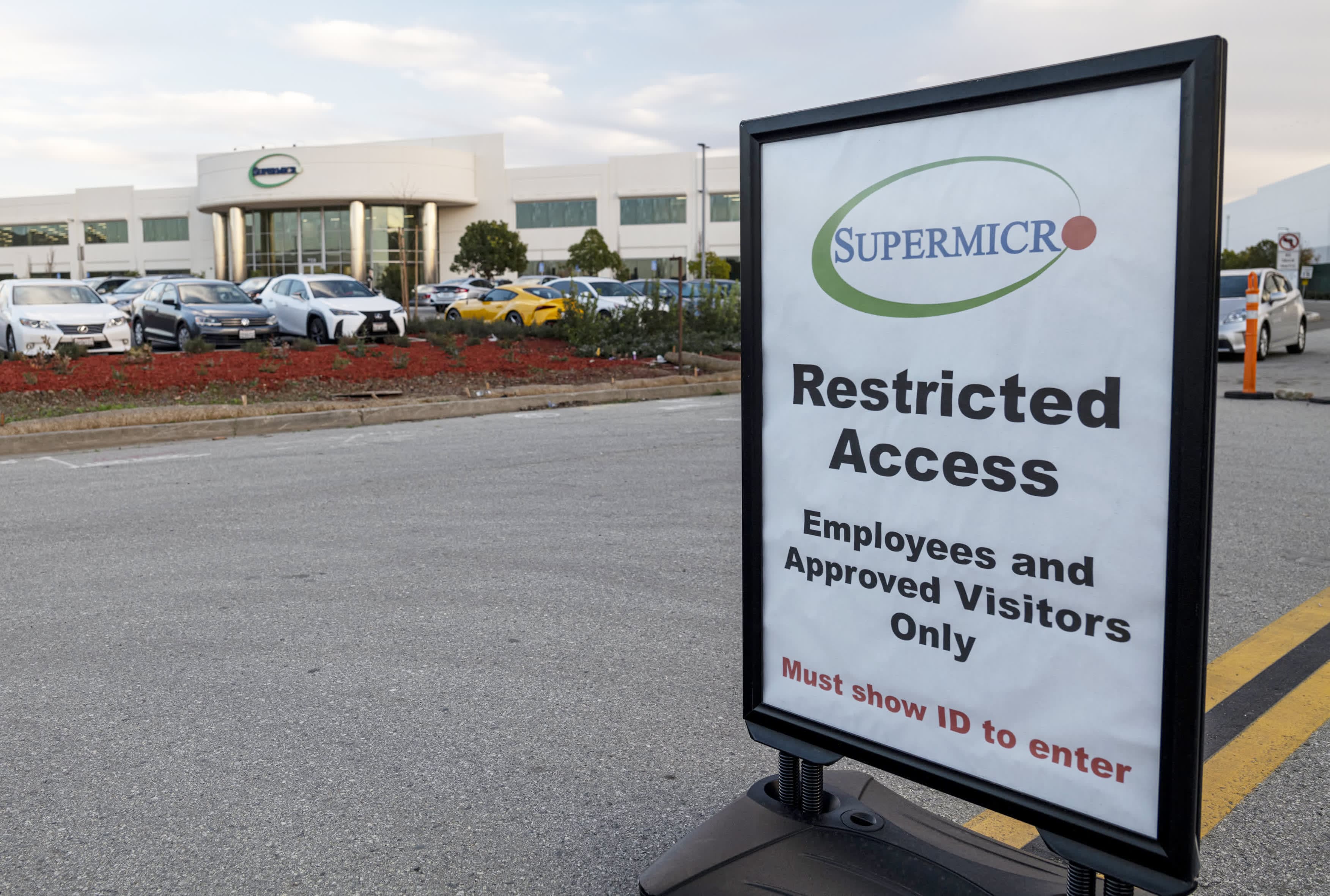 Super Micro shares plunge 33% as auditor resigns after raising concerns months earlier