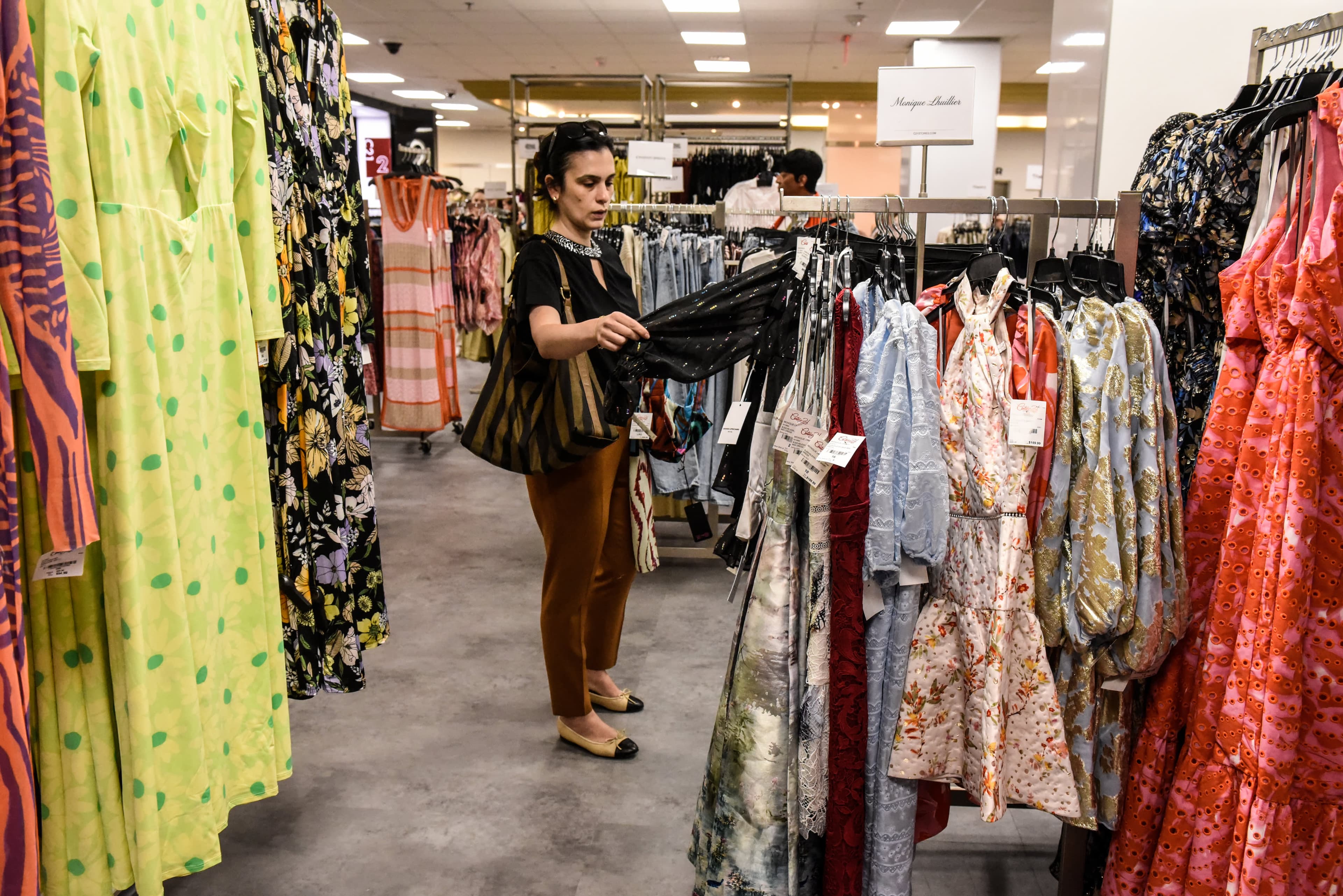 Retail sales rose 0.4% in September, better than expected; jobless claims dip
