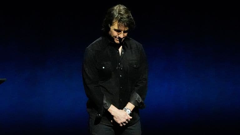 Tom Cruise leads moment of silence in tribute to