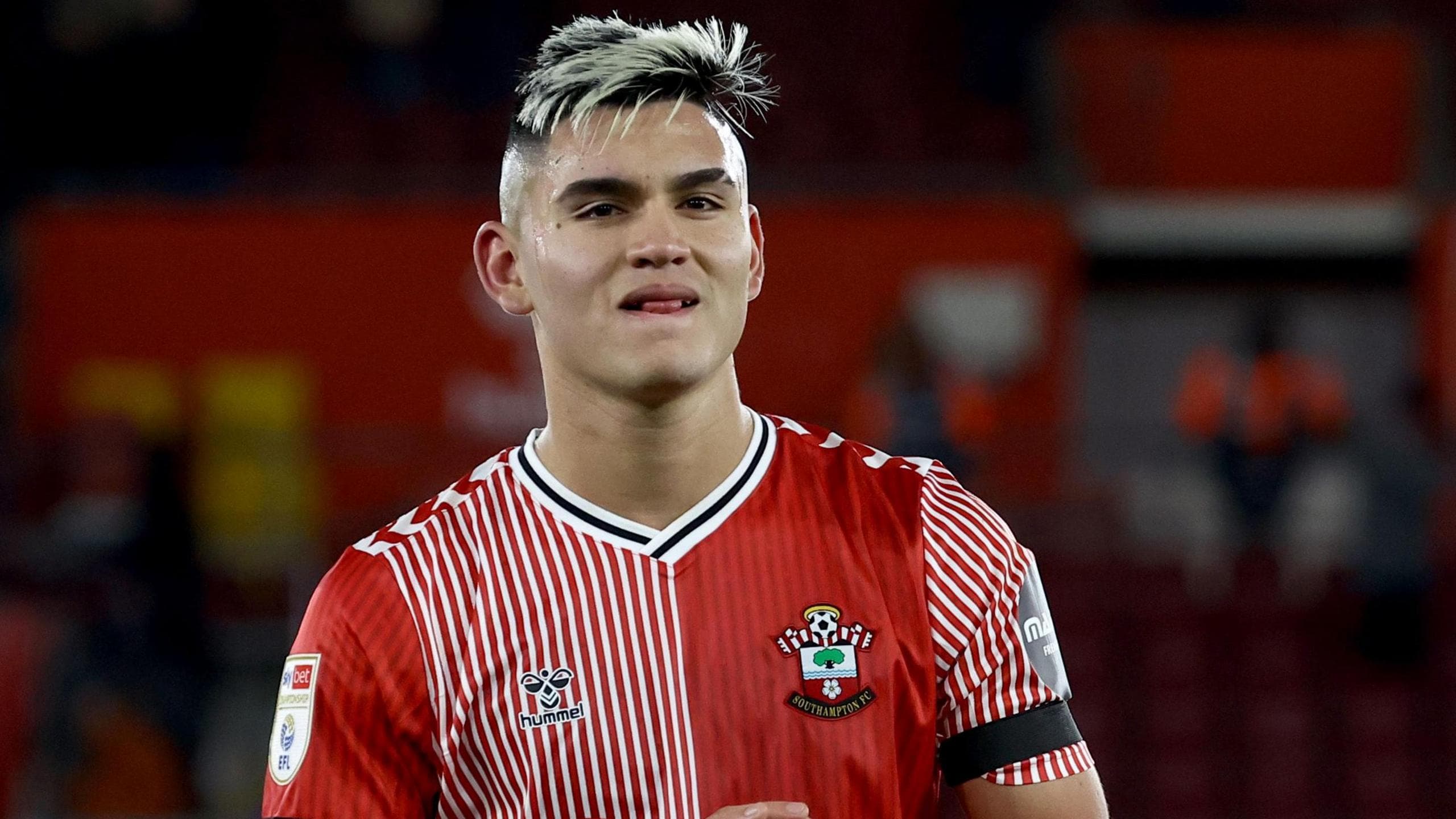 Carlos Alcaraz: Everton complete loan signing of midfielder