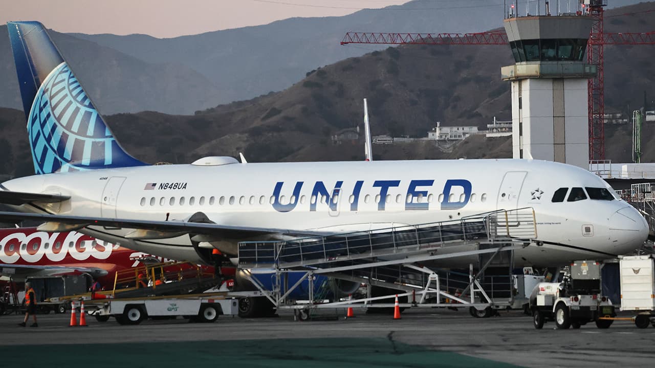 Burbank, California airport goes without air traffic controllers for hours amid government shutdown