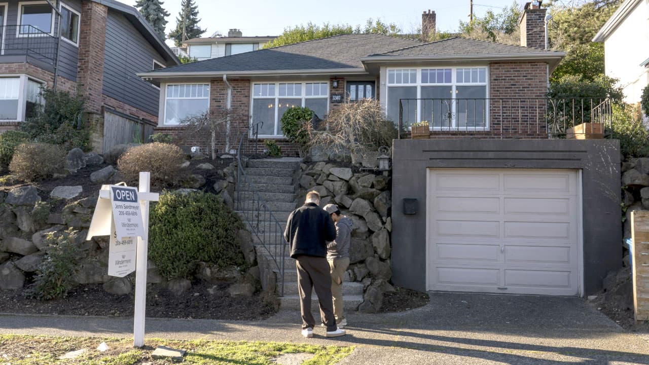 Mortgage rates fall below 6% for first time since 2022