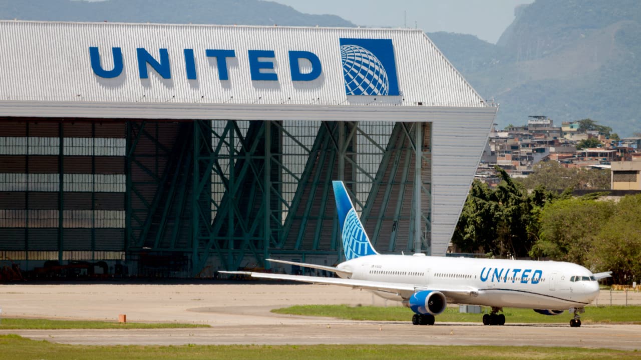 United Airlines warns airfares could jump 20% as oil prices continue to surge