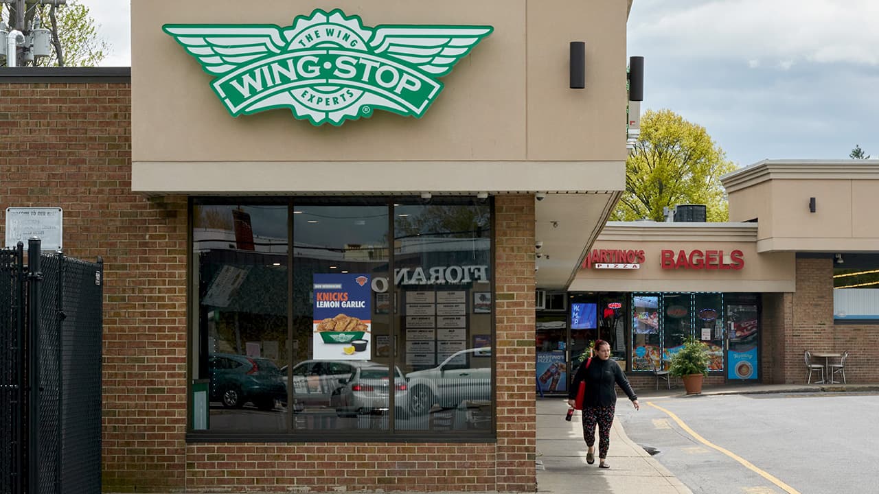 Rising gas prices are crushing restaurant sales as $4 a gallon becomes tipping point for consumers